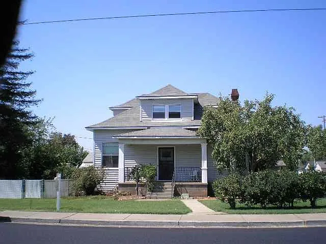 401 4th St photo 1