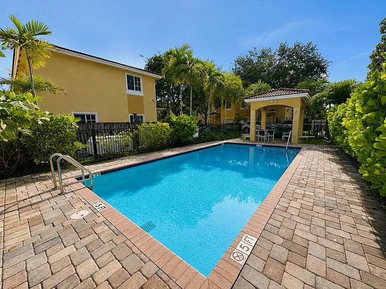 324 NW 3rd St #D — Photo 16