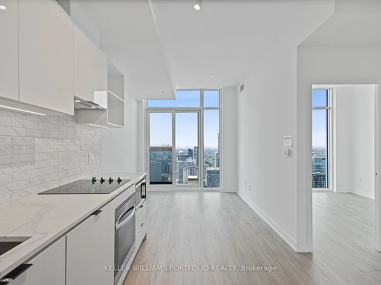 252 Church St #Penthouse 16 — Photo 2
