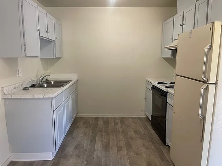 1180 Arnold Dr — Photo 4