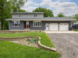 1105 Maple St, Robins, IA 52328