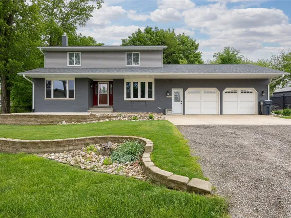 1105 Maple St, Robins, IA 52328