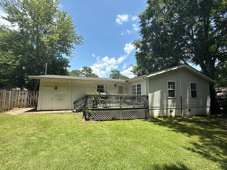 712 Hoadley Dr — Photo 3