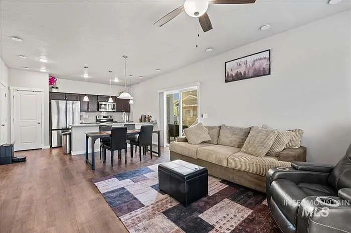 2 bed, 2.5 bath, 1102 sqft, $2,095 — Photo 3