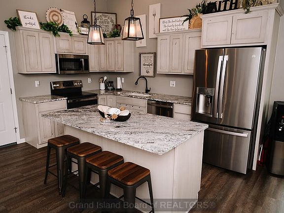 5th image of 539 Little Bluestem Dr S