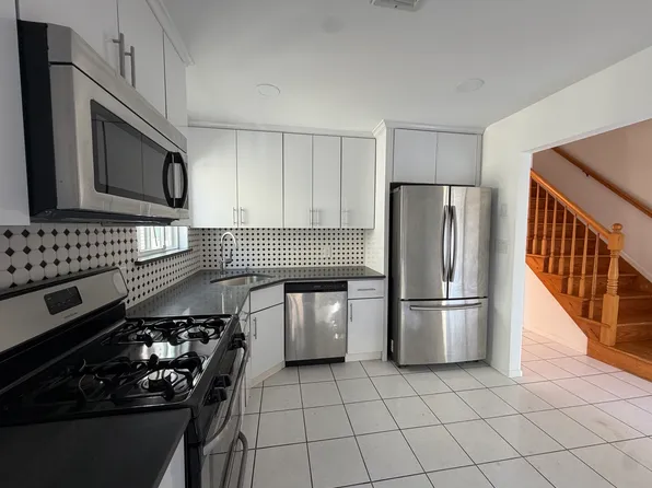 62 Hickory Rd #B, Port Washington, NY 11050
