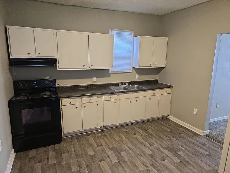 320 E 9th St — Photo 1