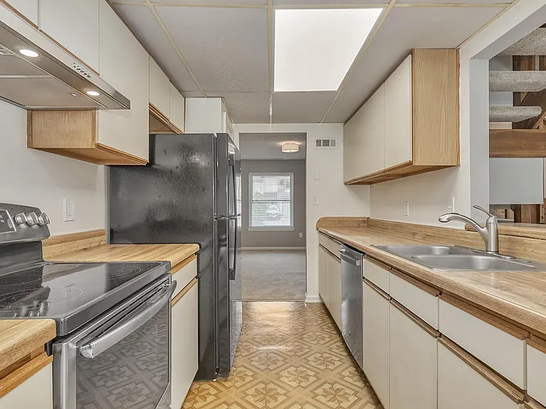 4752 Woodglen Ct — Photo 9