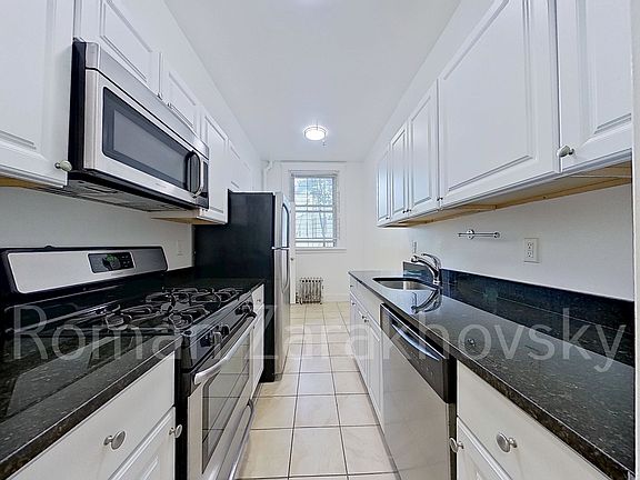 4th image of 1868 Commonwealth Ave #27
