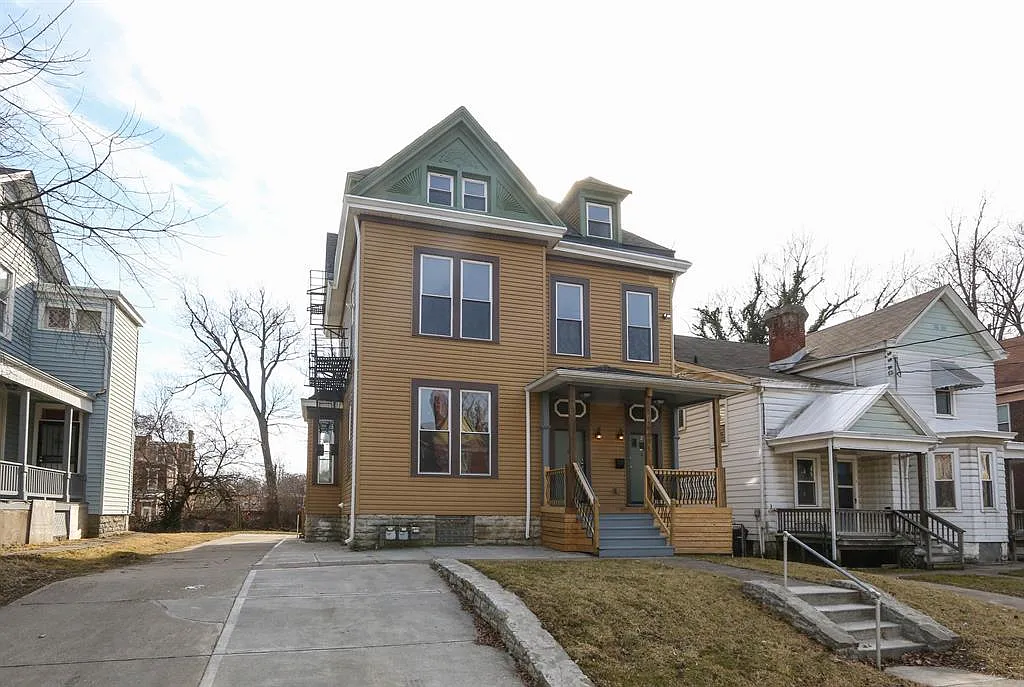 1835 Hewitt Ave photo 1
