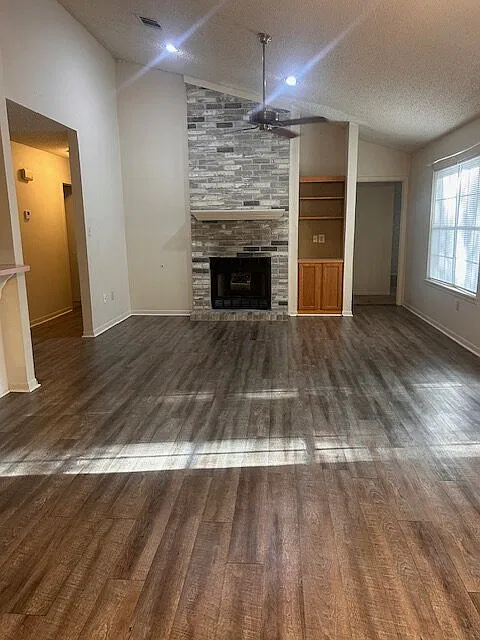 3 bed, 2.0 bath, 1689 sqft, $1,300 — Photo 3