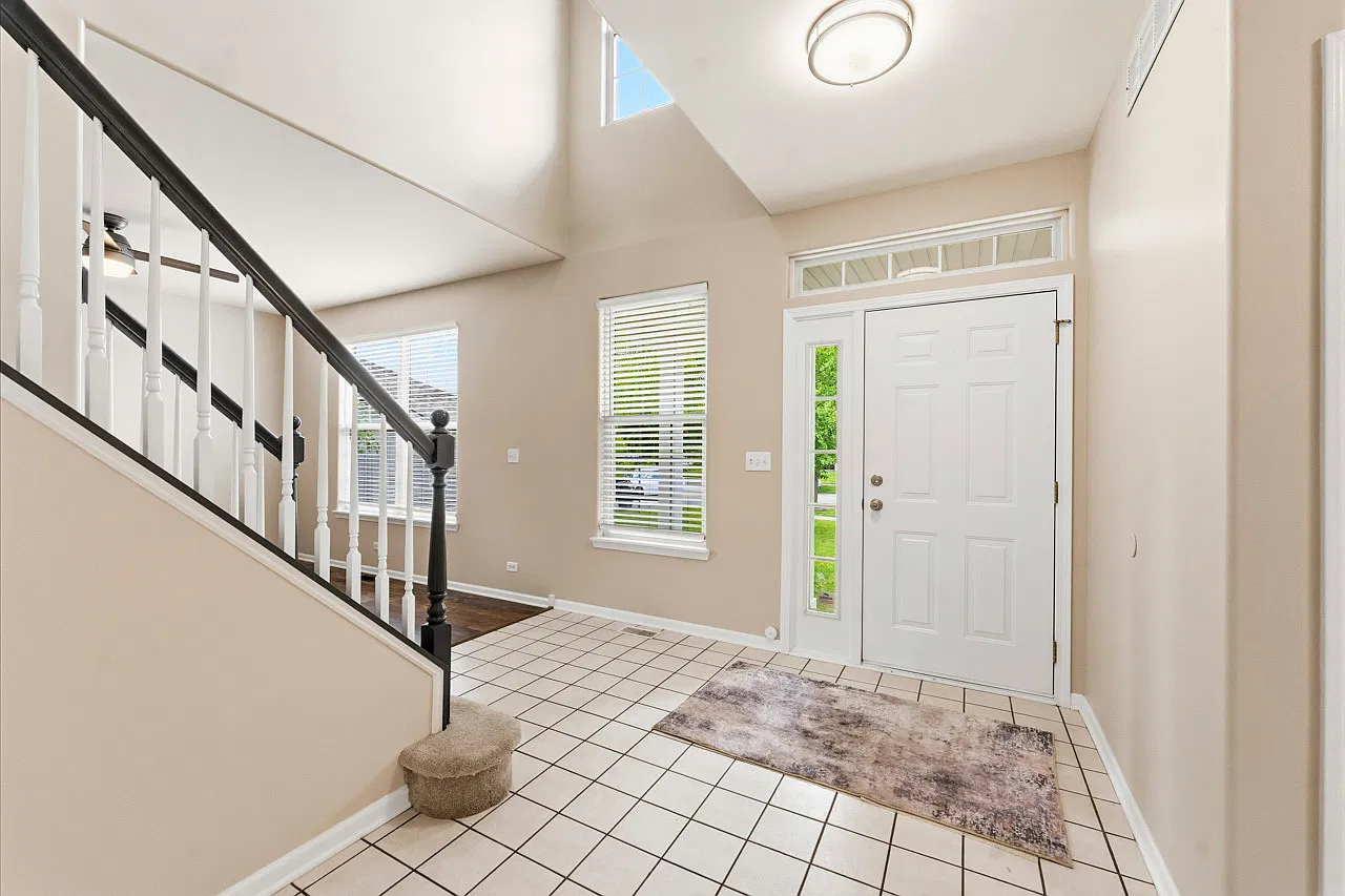 4 bed, 2.5 bath, 2462 sqft, $3,000 — Photo 2