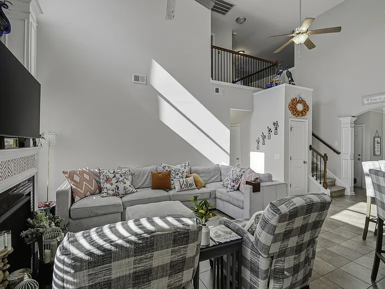225 Urbano Ln — Photo 17