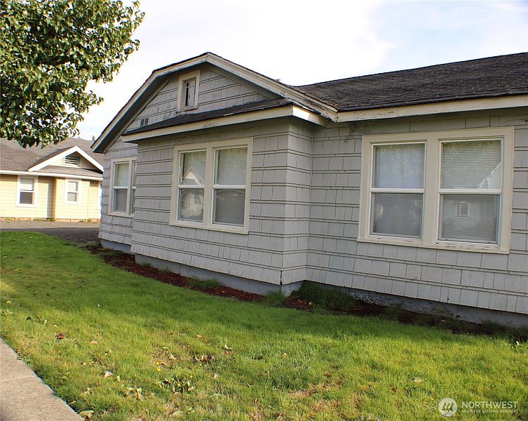 5th image of 301 Eklund Avenue