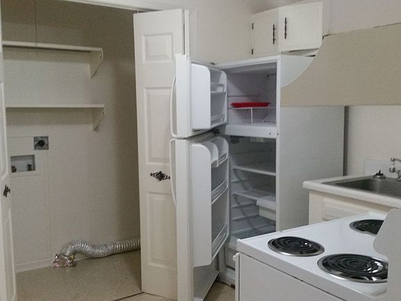 4th image of 209 Surrey Ct #215