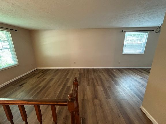 4th image of 30 Mapleview Cir