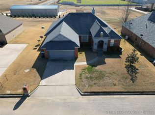 826 Oak Tree Dr, Ardmore, OK 73401