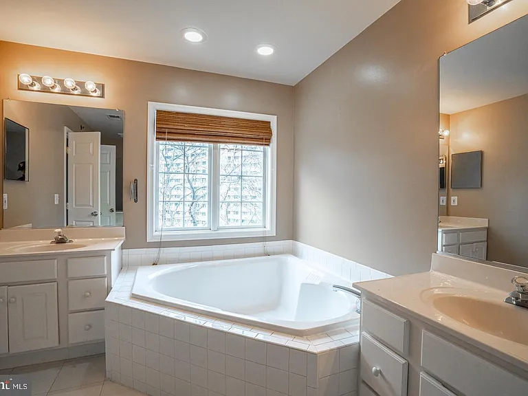 437 Clayton Ln — Photo 15