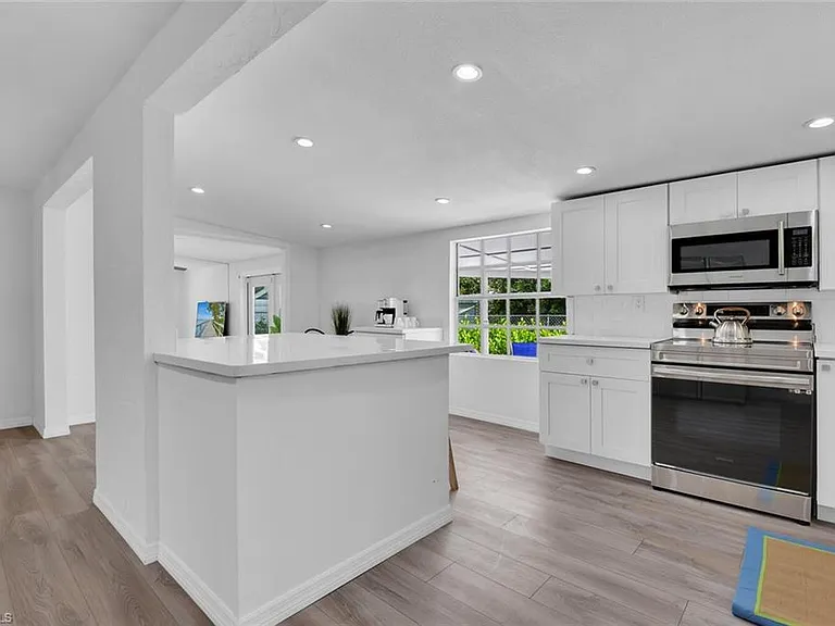 2048 Holiday Ln — Photo 10