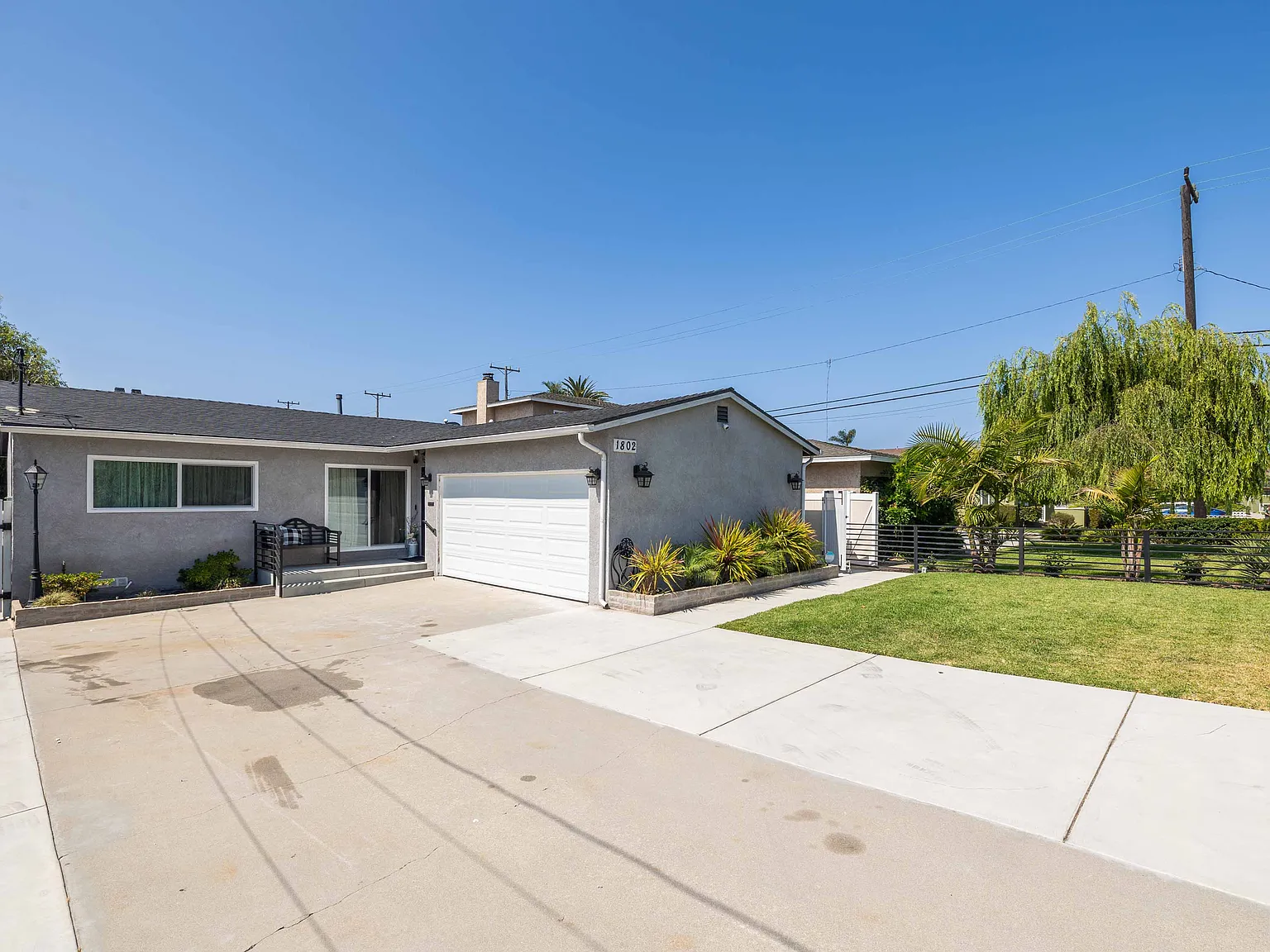 3 bed, 2.5 bath, 1120 sqft, $6,450 — Photo 2