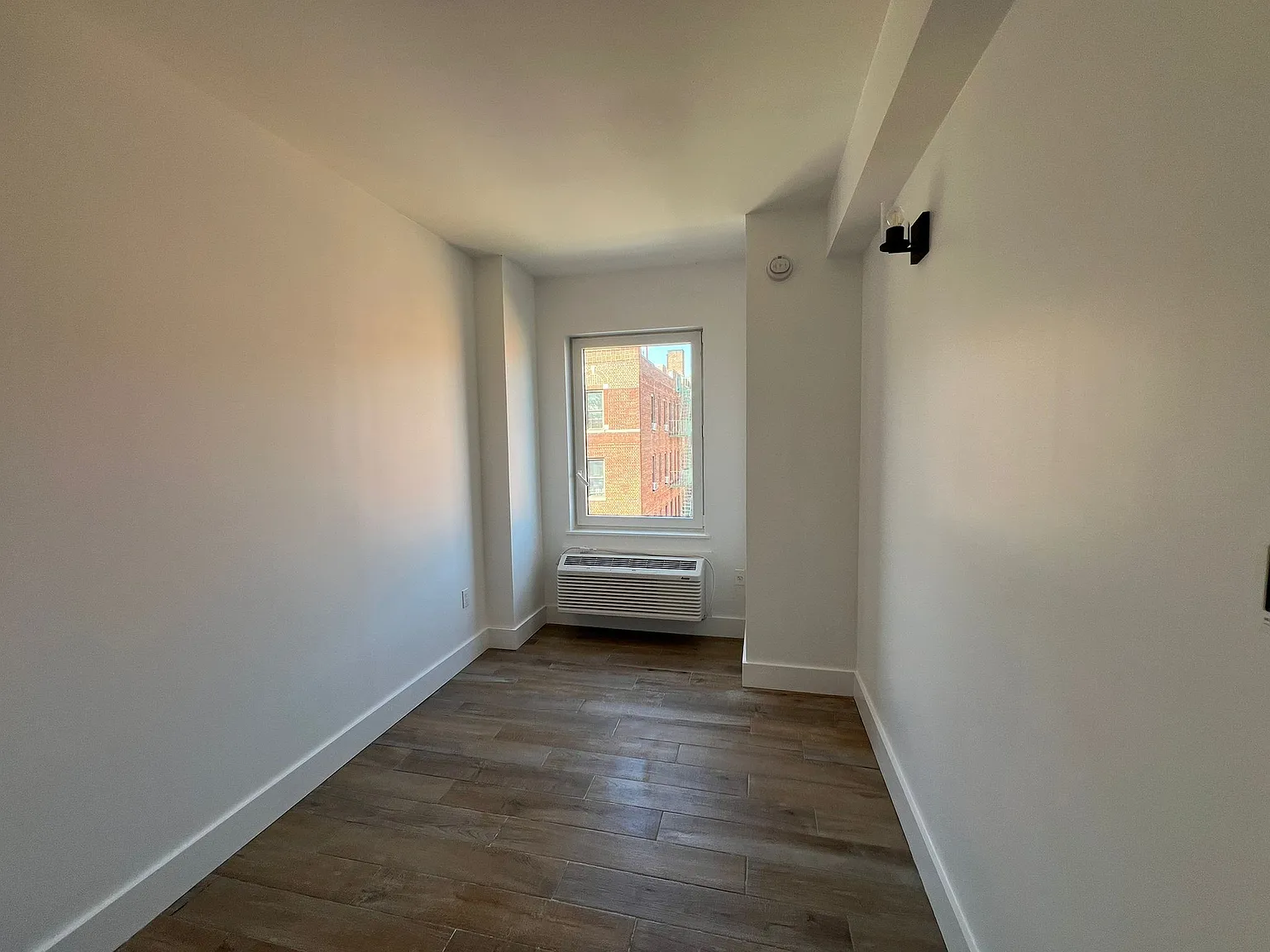 3 bed, 1000 sqft, $3,811 — Photo 4