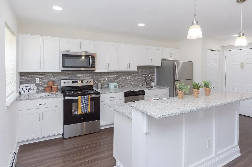 Kingswood Apartments & Townhomes — Photo 2