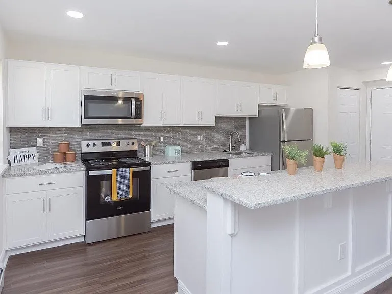 Kingswood Apartments & Townhomes — Photo 2