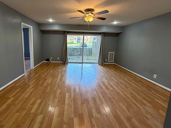 3rd image of 812 Quince Orchard Blvd
