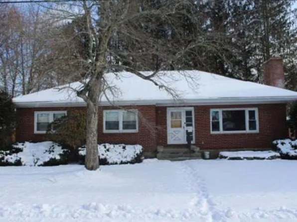 14 Calumet St, Pittsfield, MA 01201