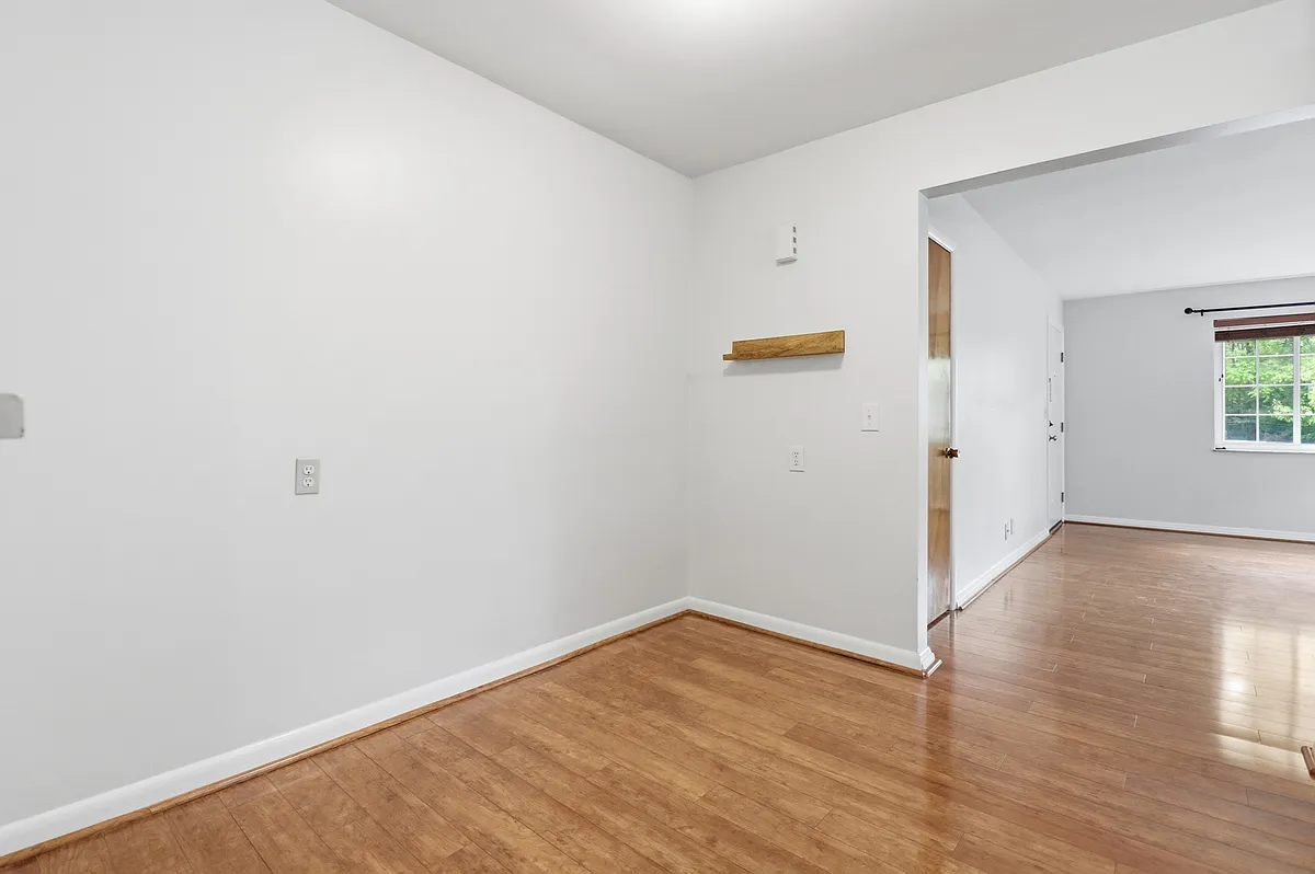 Building Photo - 6237 Benneville St #1