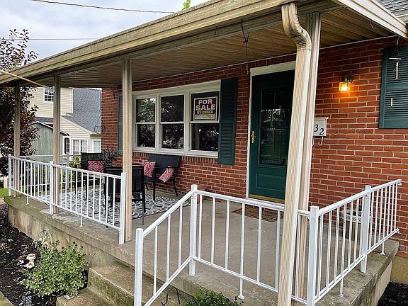 Front porch w/furniture