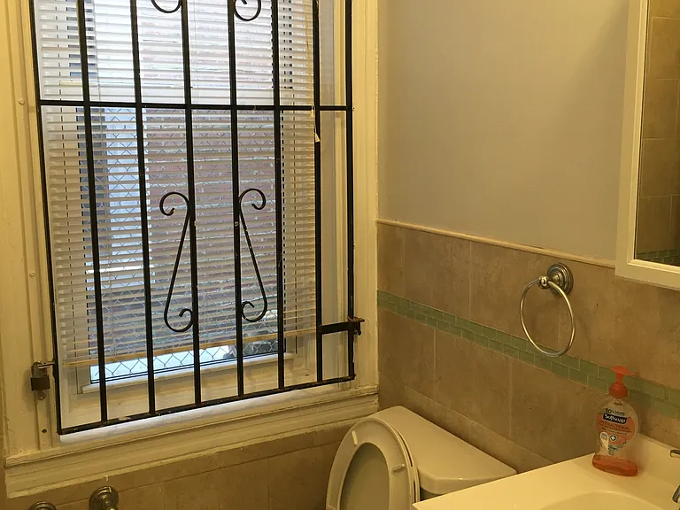 402 S 43rd St #1R — Photo 4