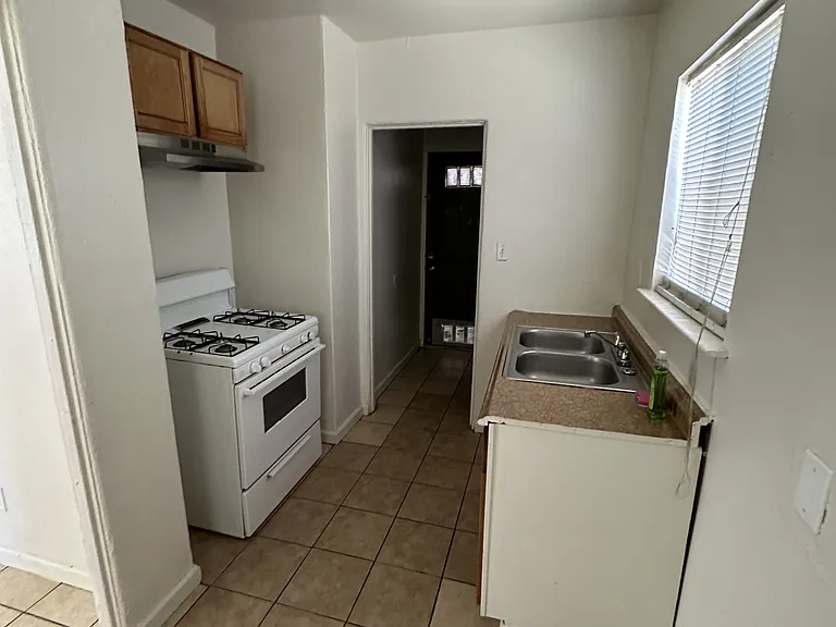 110 Pine St — Photo 2