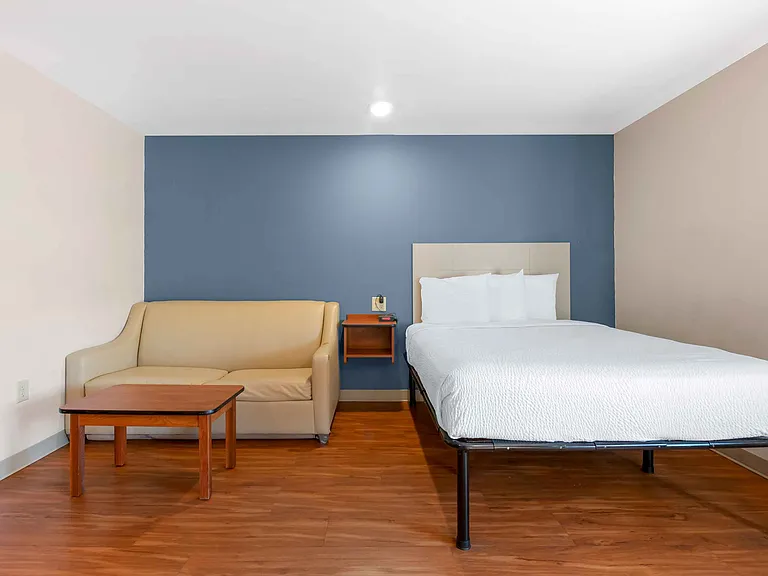 Deluxe Studio - 1 Queen Bed