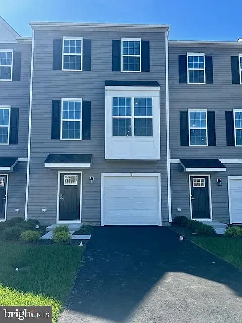 3 bed, 4.0 bath, 2047 sqft, $3,100 — Photo 2