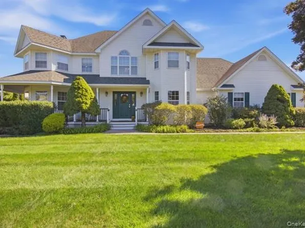 5 Old Neck Court, Manorville, NY 11949