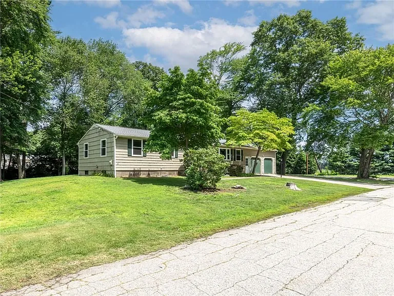 7 Jay Dr — Photo 3