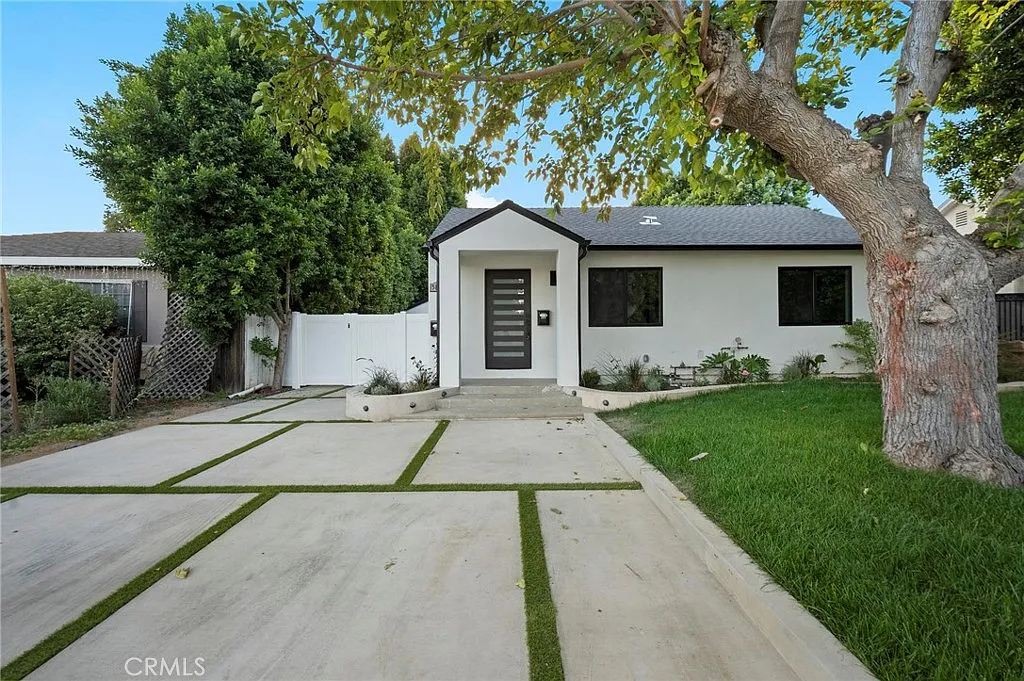 3 bed, 2.0 bath, 1301 sqft, $4,995 — Photo 1