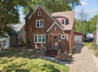 806 N 4th St, Clinton, IA 52732