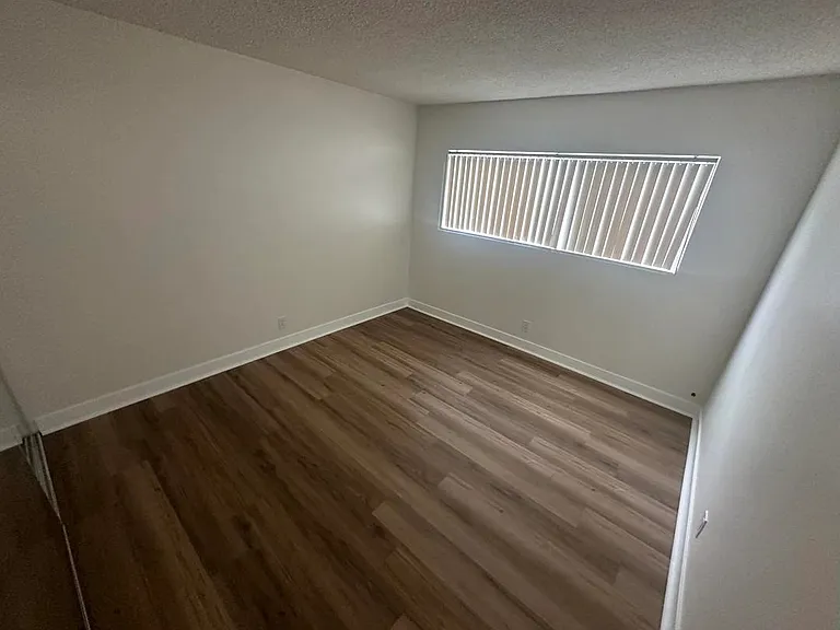 1254 E 1st St #5 — Photo 7