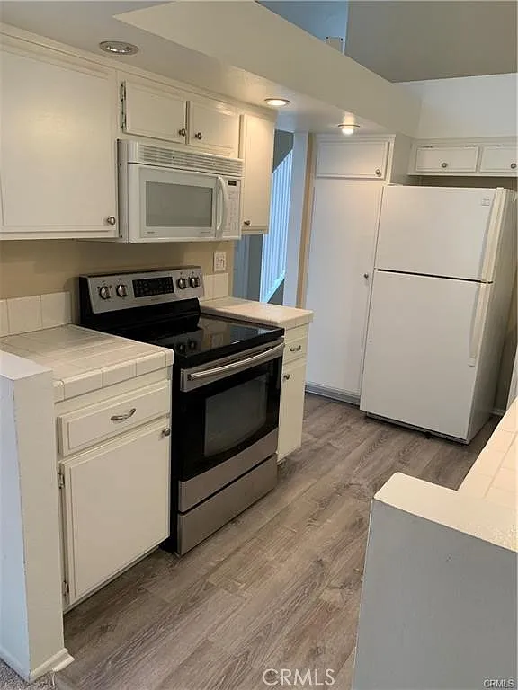 2 bed, 1100 sqft, $3,950 — Photo 3