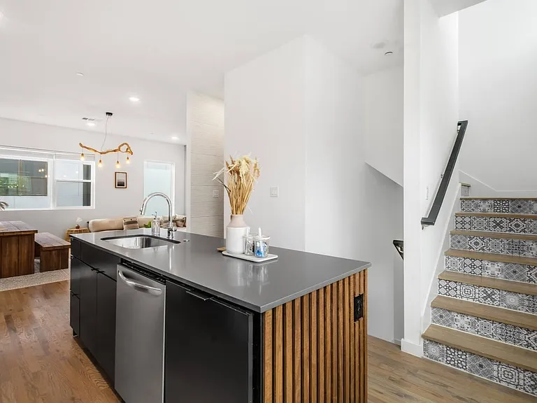 427 W 10th St #103 — Photo 2
