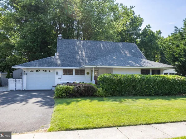16 Hollow Rd, Levittown, PA 19056