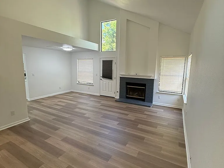 300 Grove Ct — Photo 12