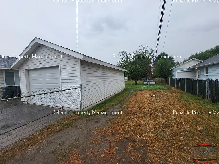 1195 E 15th St — Photo 15