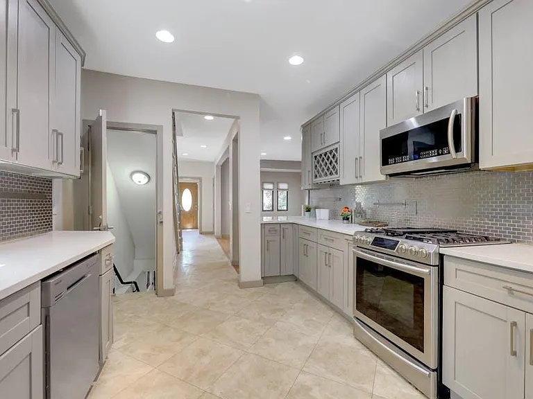 115 W Englewood Ave — Photo 1