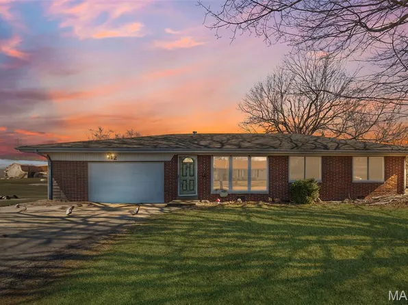 112 Freedom Dr, Belleville, IL 62226