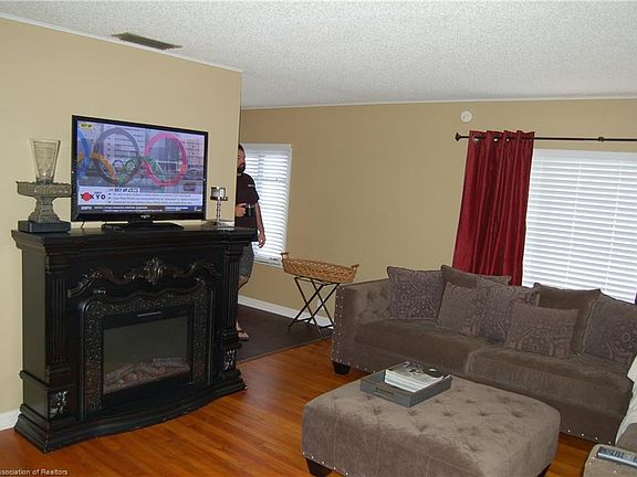 3rd image of 393 Poinsettia Ave
