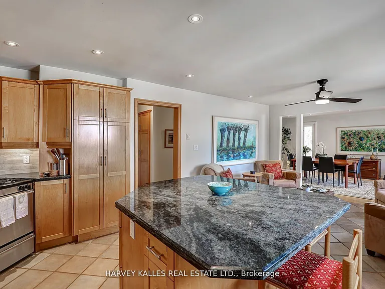18 La Rose Ave #Townhouse 16 — Photo 15