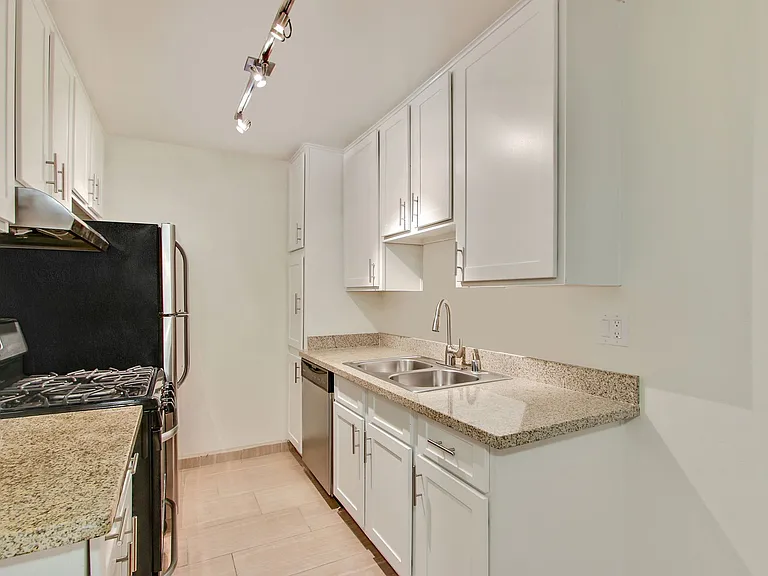 Tremont Apartments | 514 S Catalina St — Photo 10